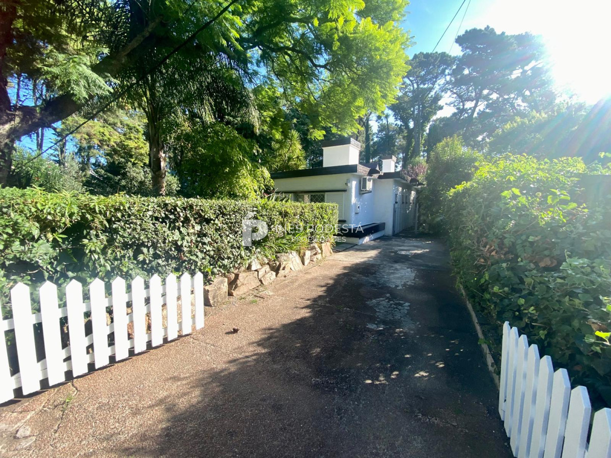 Casa ID.1973 - Venta en Cantegril 4 dormitorios y dependencia de servicio