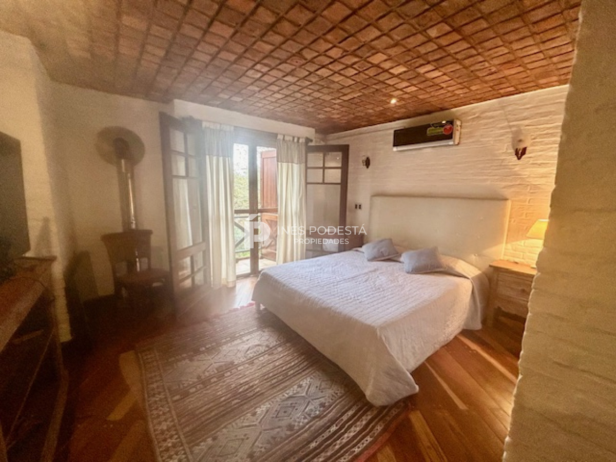 Casa ID.41030 - Venta casa con 4 dormitorios + dependencia de servicio y piscina climatizada