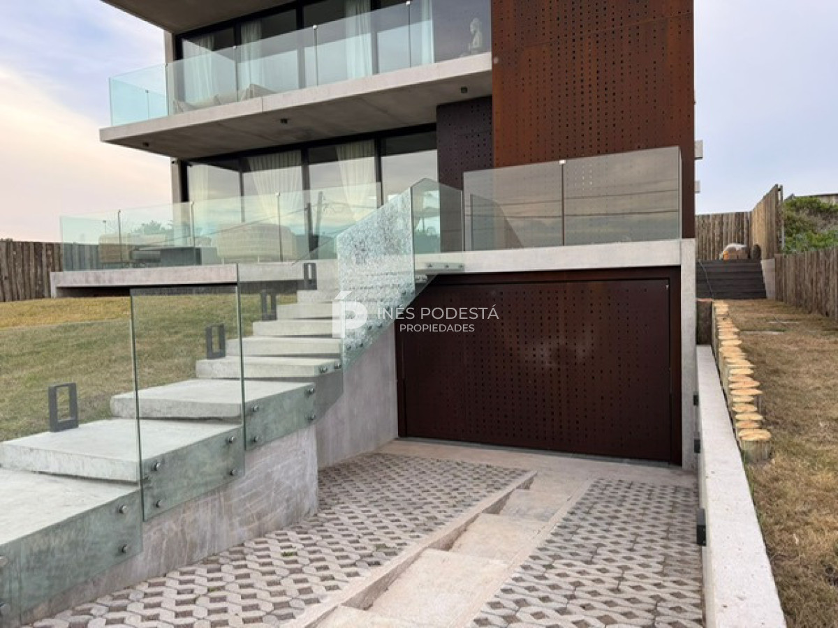 Casa ID.41914 - Venta propiedad moderna con 2 suites y dependencia de servicio
