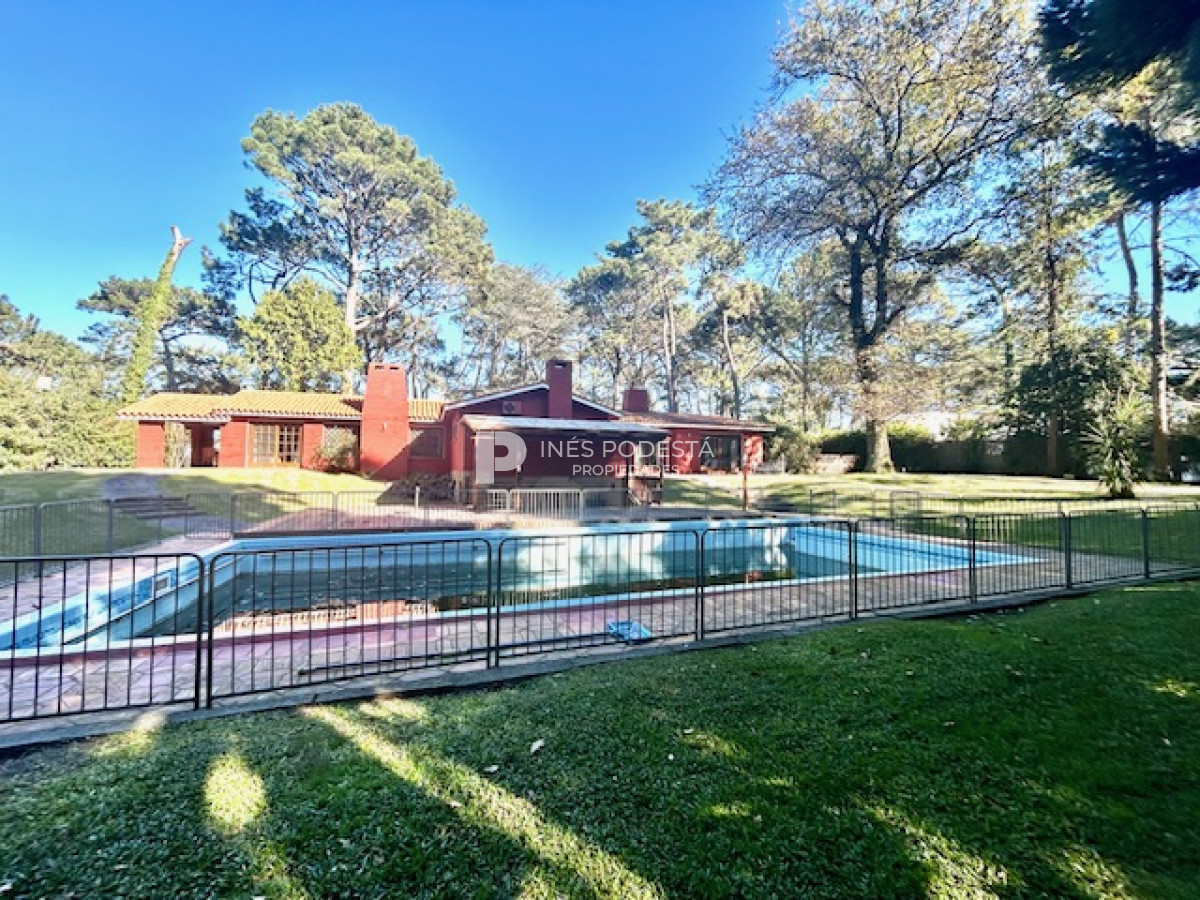 Casa ID.4899 - Venta casa en mansa 4 dormitorios y dependencia de servicio,  piscina