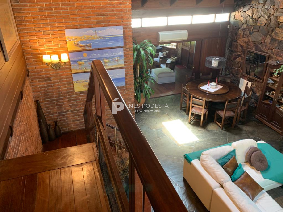 Casa ID.830 - Venta en Mansa 4 dormitorios y dependencia de servicio