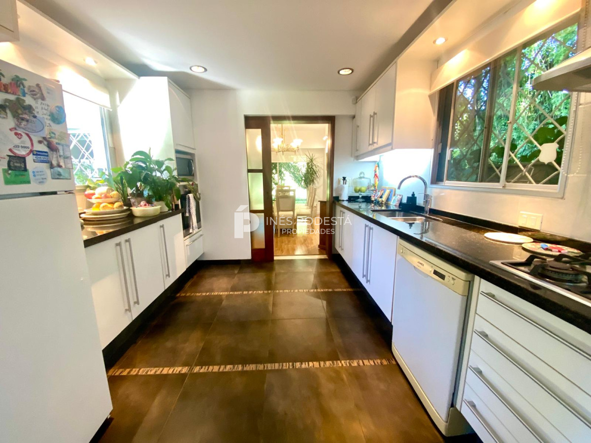 Casa ID.1973 - Venta en Cantegril 4 dormitorios y dependencia de servicio