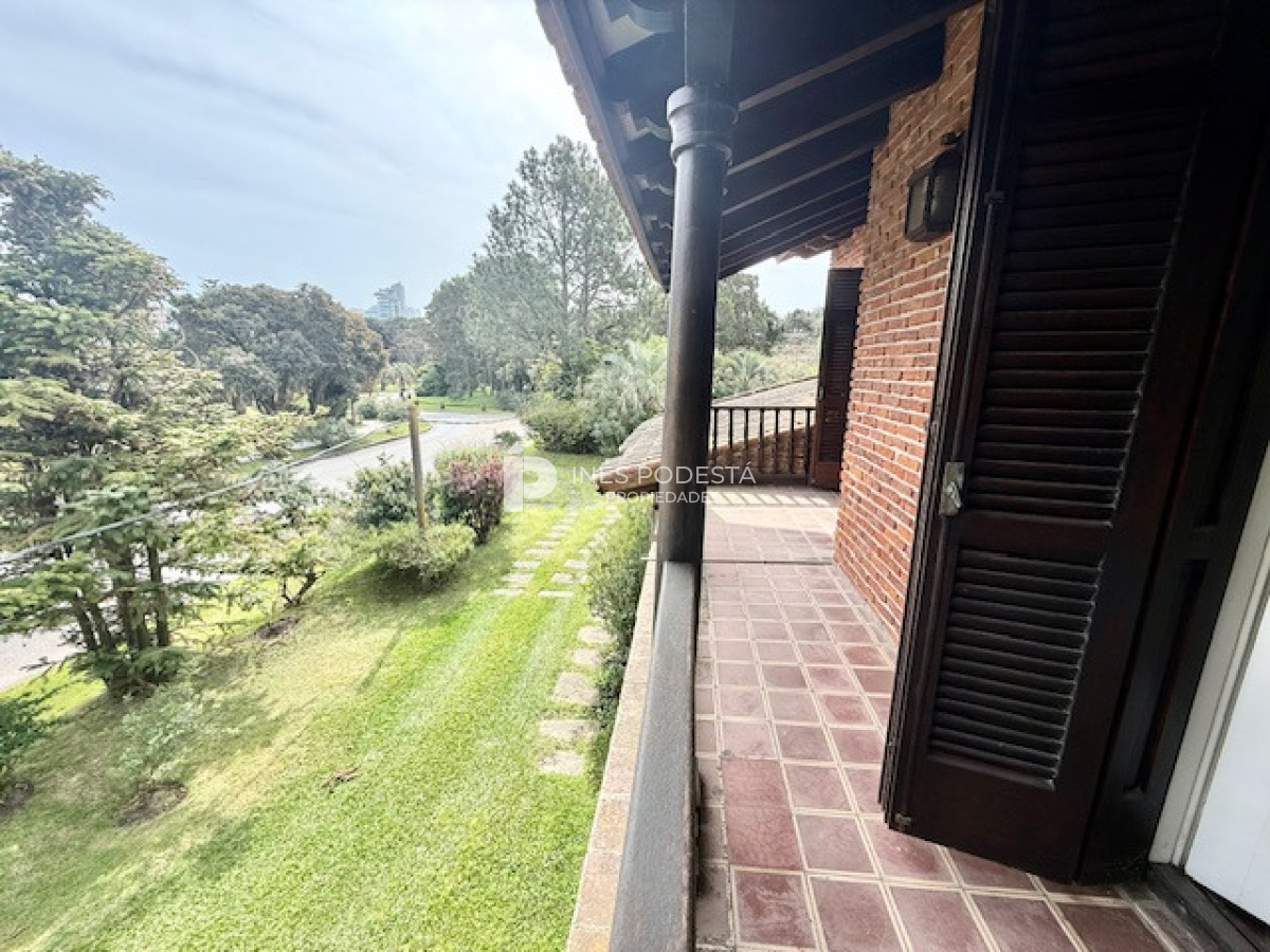 Casa ID.41747 - Venta 7 dormitorios, 8 baños  más dependencias de servicio