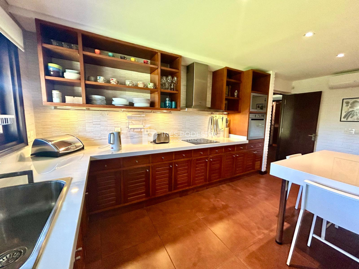 Casa ID.8429 - Venta de Excelente propiedad en el corazón de La Mansa con 4 suites