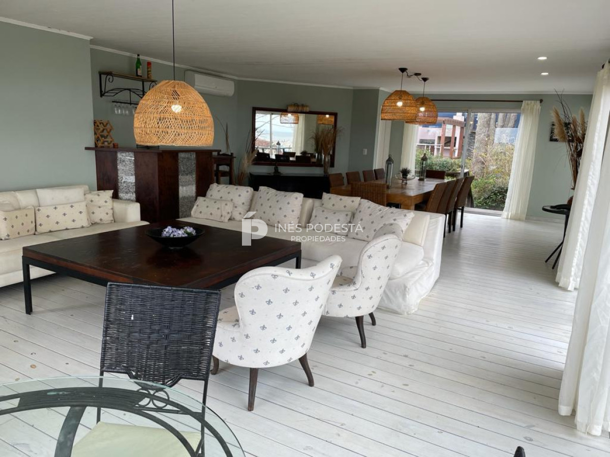 Casa ID.6435 - Venta casa con 5 dormitorios más dependencia de servicio