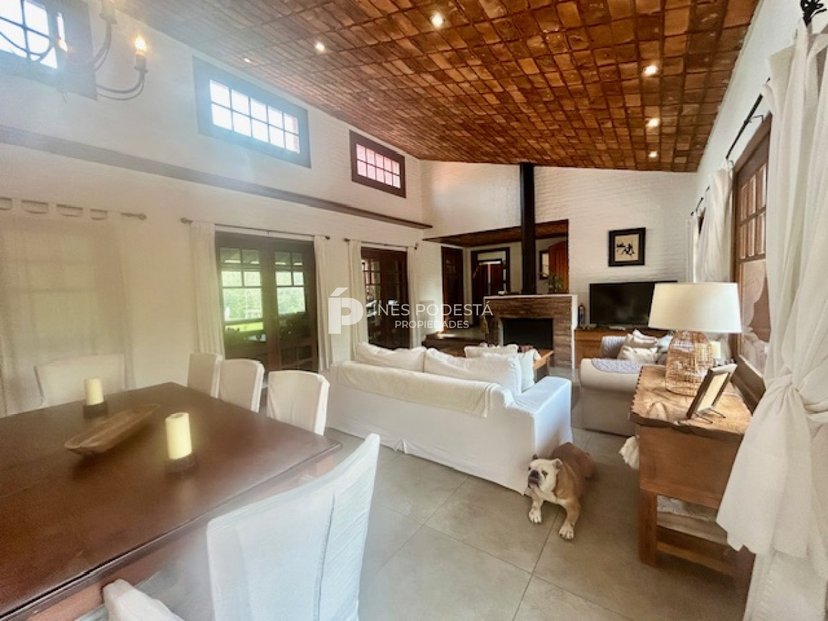 Casa ID.41030 - Venta casa con 4 dormitorios + dependencia de servicio y piscina climatizada