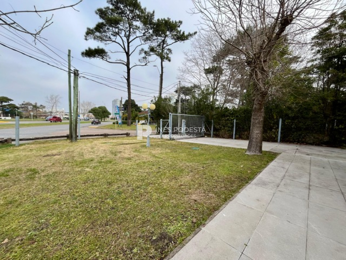 Casa ID.41572 - Venta casa sobre Br. Artigas con 4 dormitorios