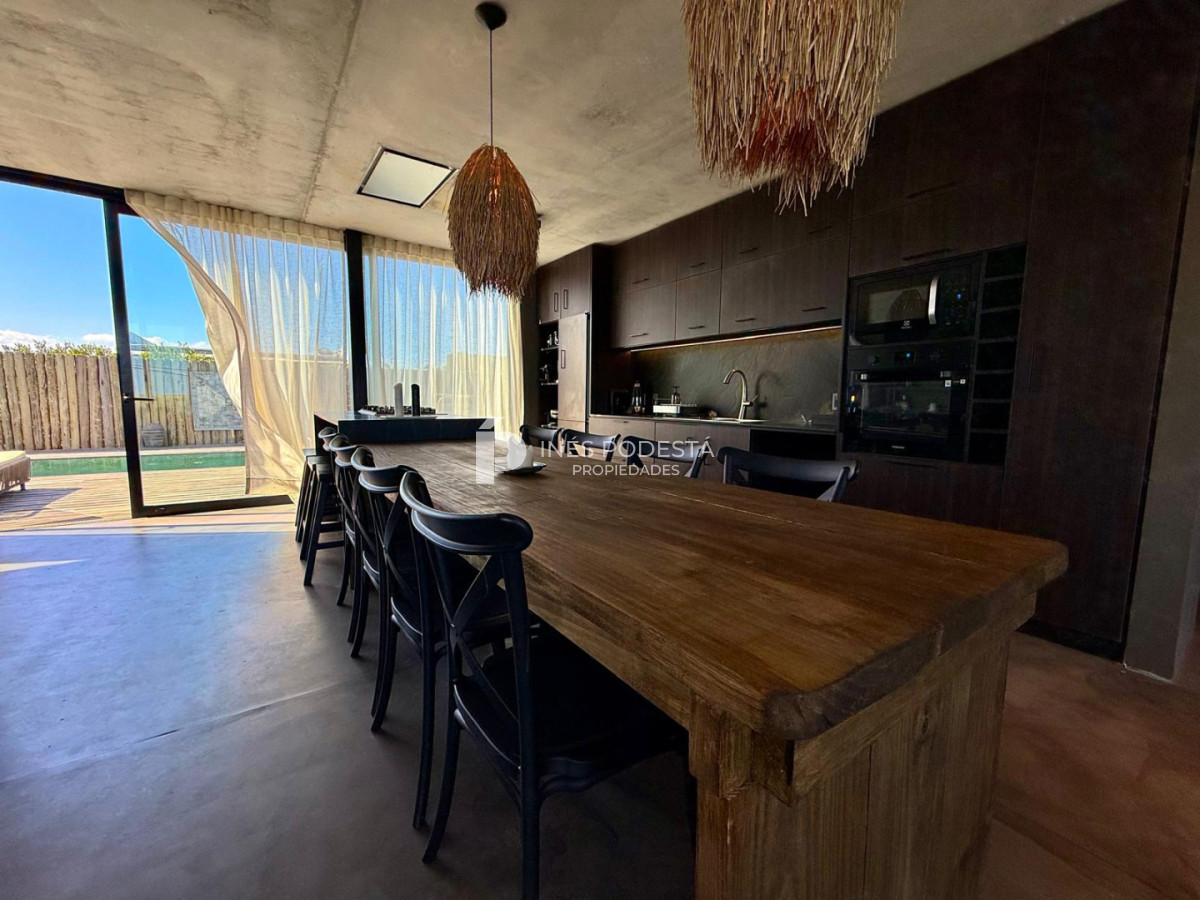 Casa ID.41914 - Venta propiedad moderna con 2 suites y dependencia de servicio