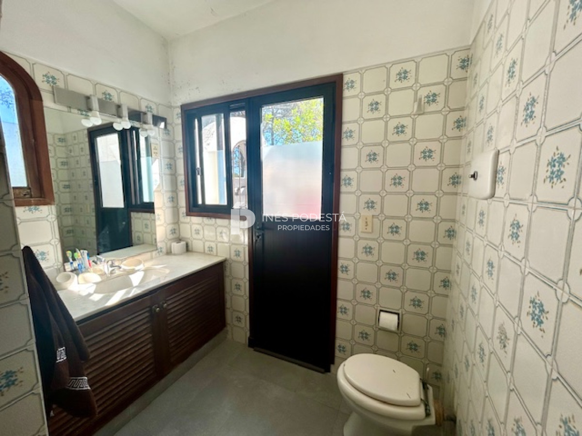 Casa ID.8011 - Venta con 4 dormitorios y dependencia de servicio
