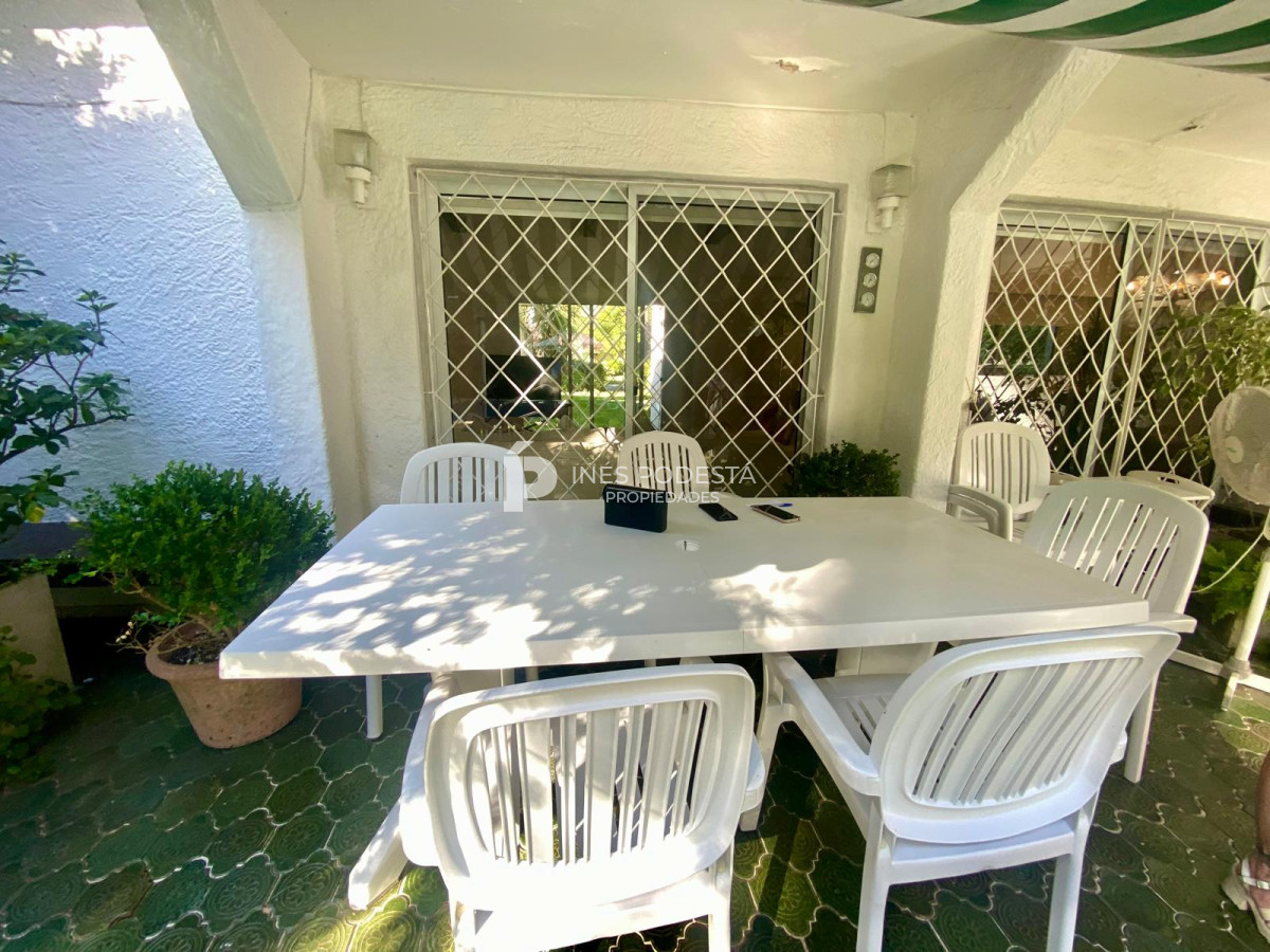 Casa ID.1973 - Venta en Cantegril 4 dormitorios y dependencia de servicio