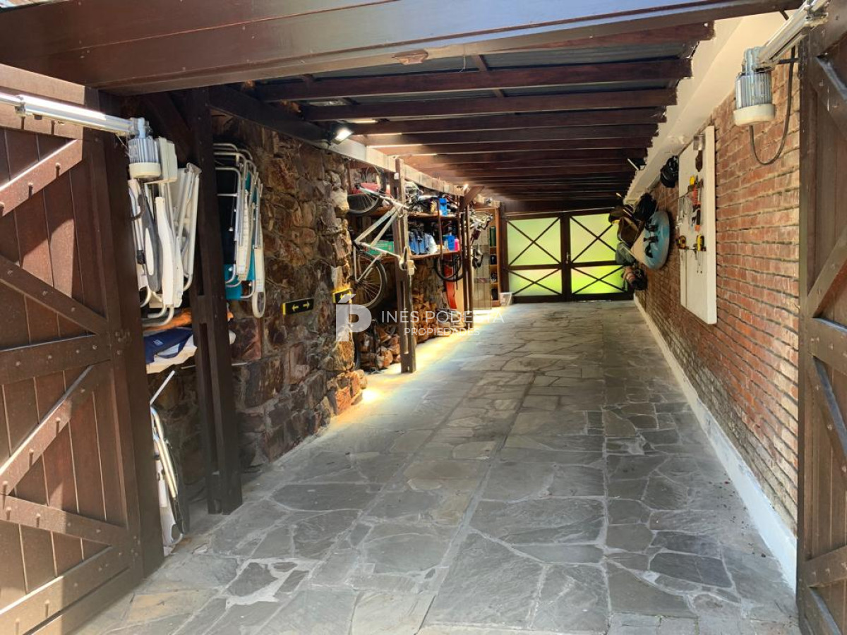 Casa ID.830 - Venta en Mansa 4 dormitorios y dependencia de servicio