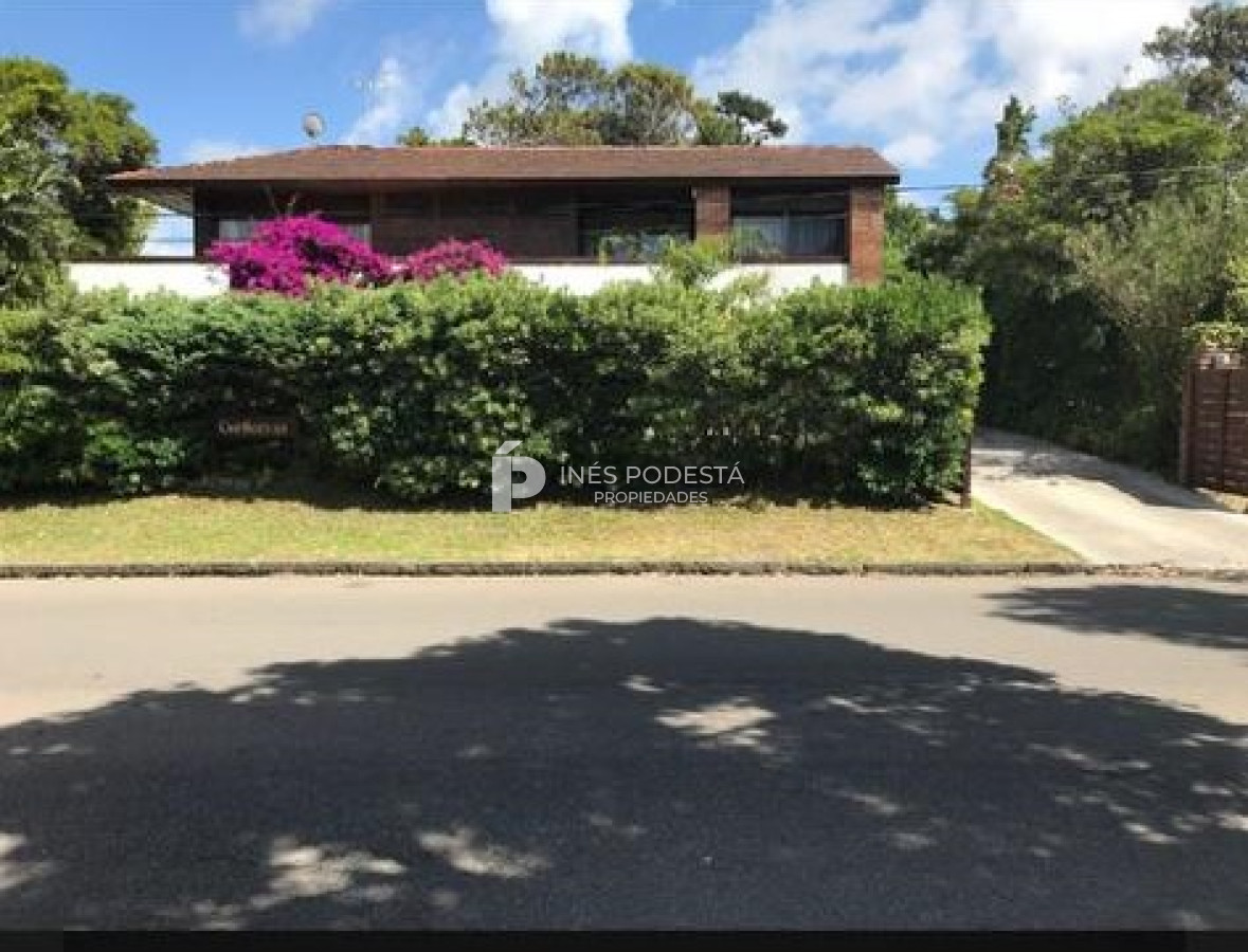 Casa ID.320 - Mansa con 5 dormitorios y dependencia de servicio