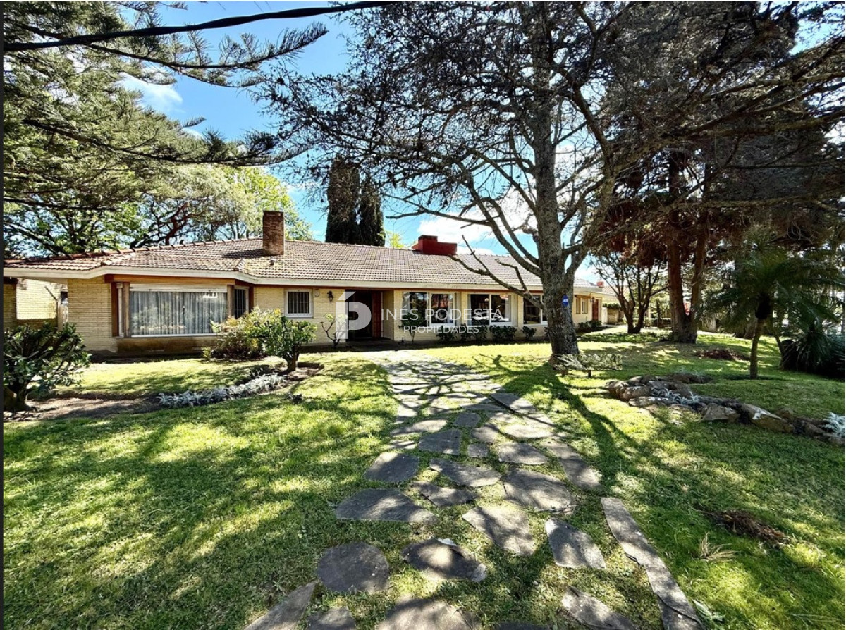 Casa ID.41758 - Venta casa en Mansa 4 dormitorios y dependencia de servicio