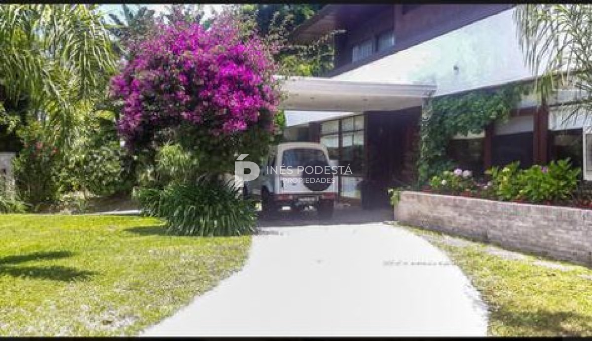 Casa ID.320 - Mansa con 5 dormitorios y dependencia de servicio