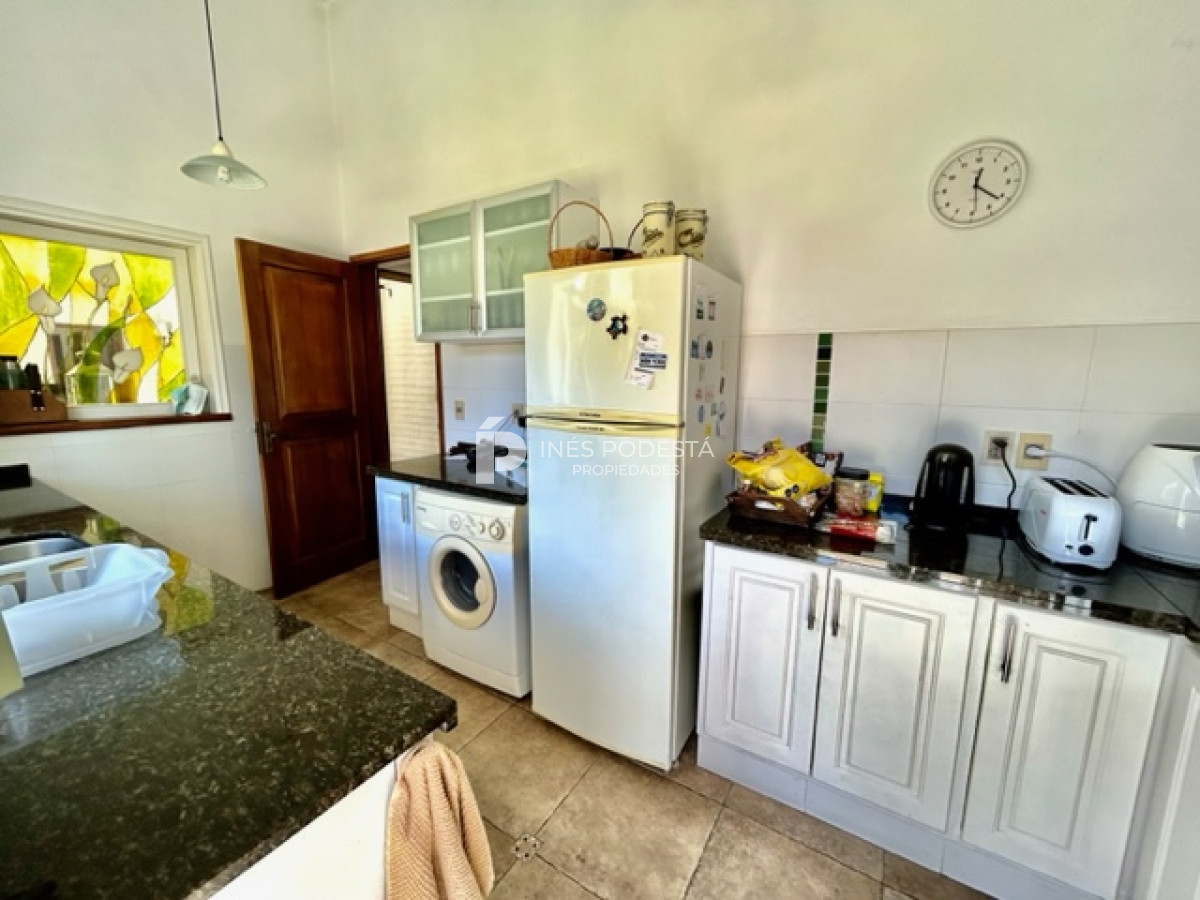 Casa ID.916 - Mansa, excelente ubicación con 4 dormitorios y 3 baños