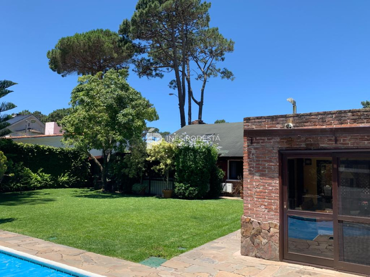 Casa ID.830 - Venta en Mansa 4 dormitorios y dependencia de servicio