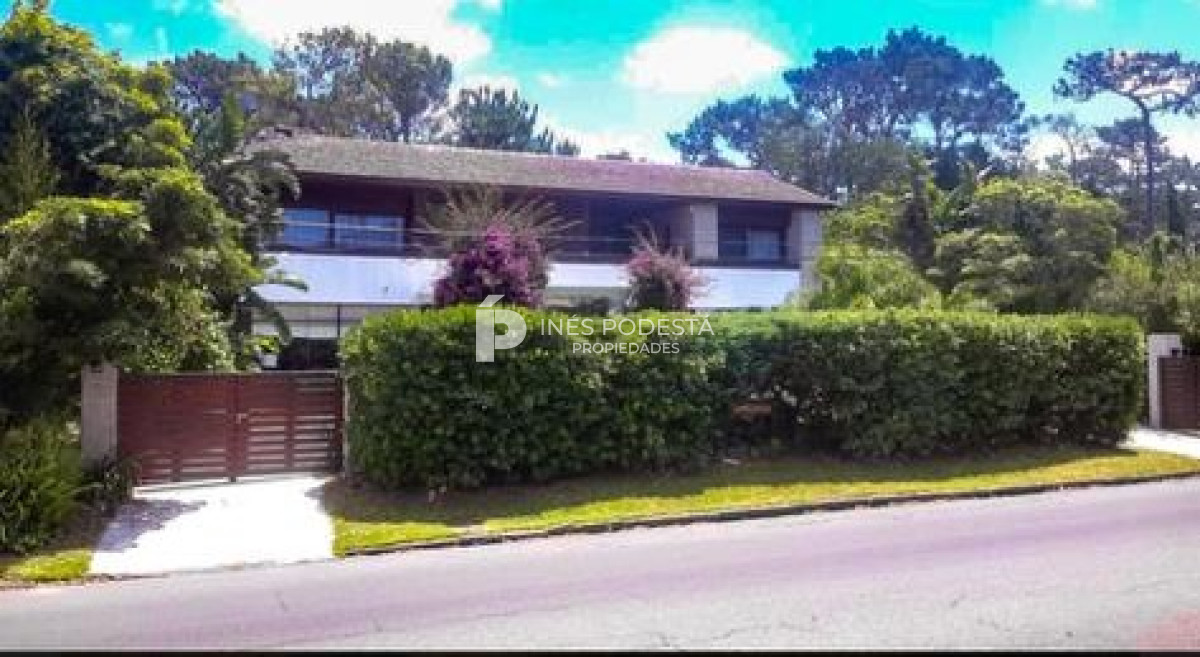 Casa ID.320 - Mansa con 5 dormitorios y dependencia de servicio