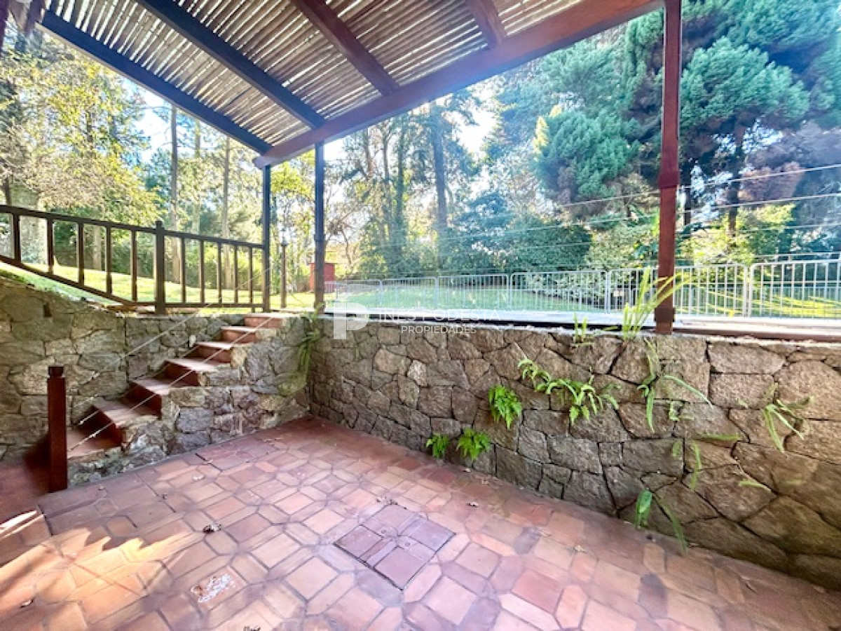 Casa ID.4899 - Venta casa en mansa 4 dormitorios y dependencia de servicio,  piscina
