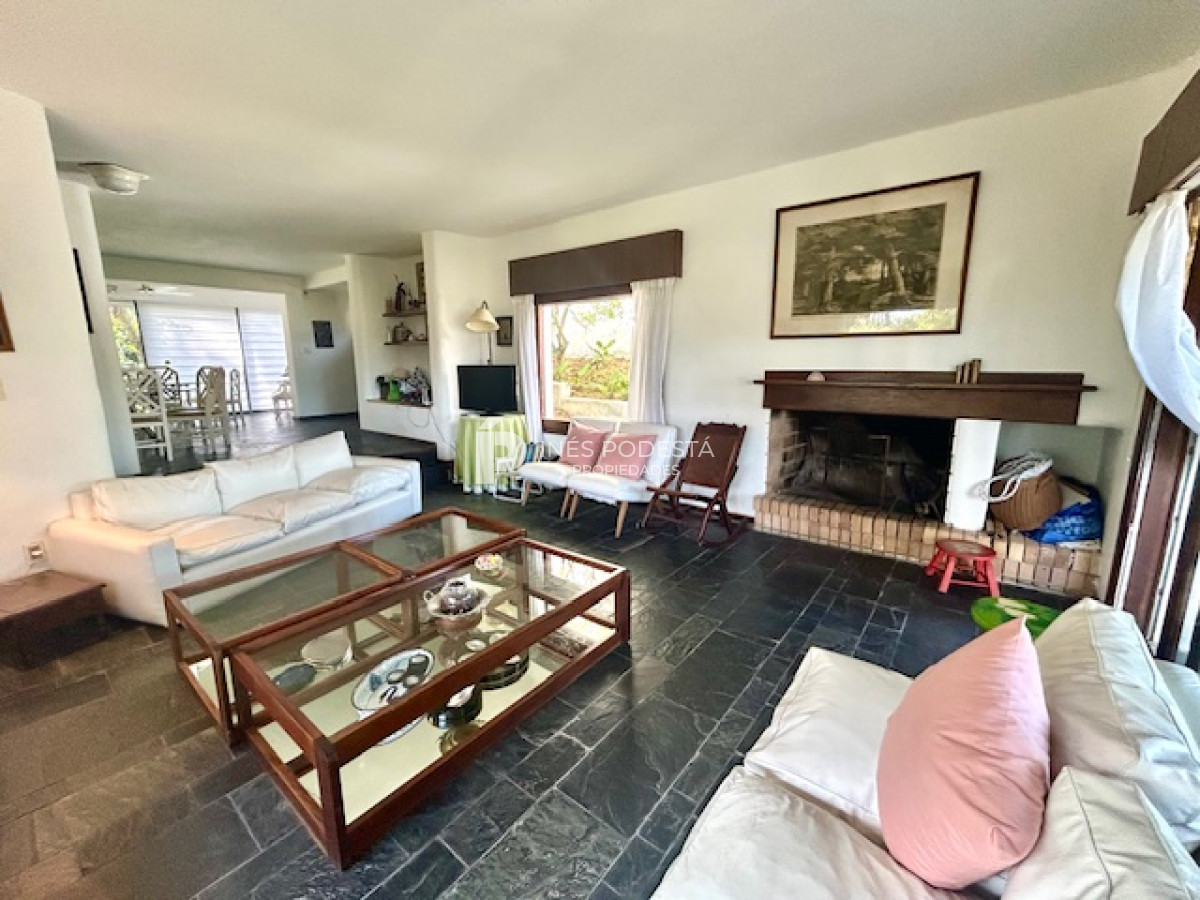 Casa ID.8011 - Venta con 4 dormitorios y dependencia de servicio