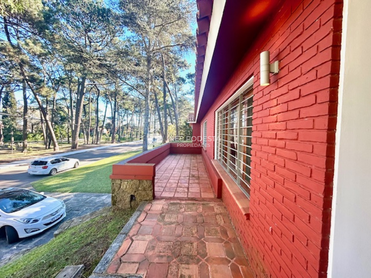 Casa ID.4899 - Venta casa en mansa 4 dormitorios y dependencia de servicio,  piscina
