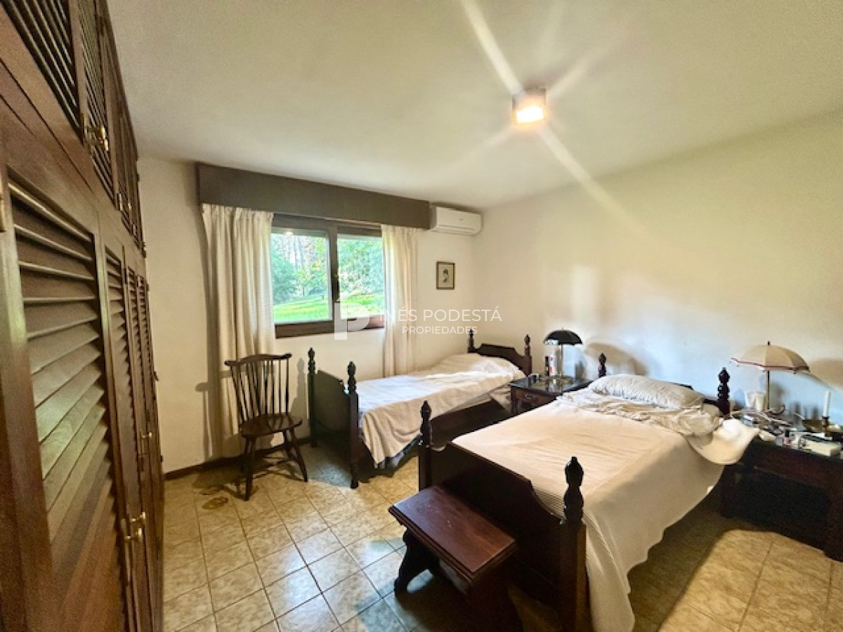Casa ID.8011 - Venta con 4 dormitorios y dependencia de servicio