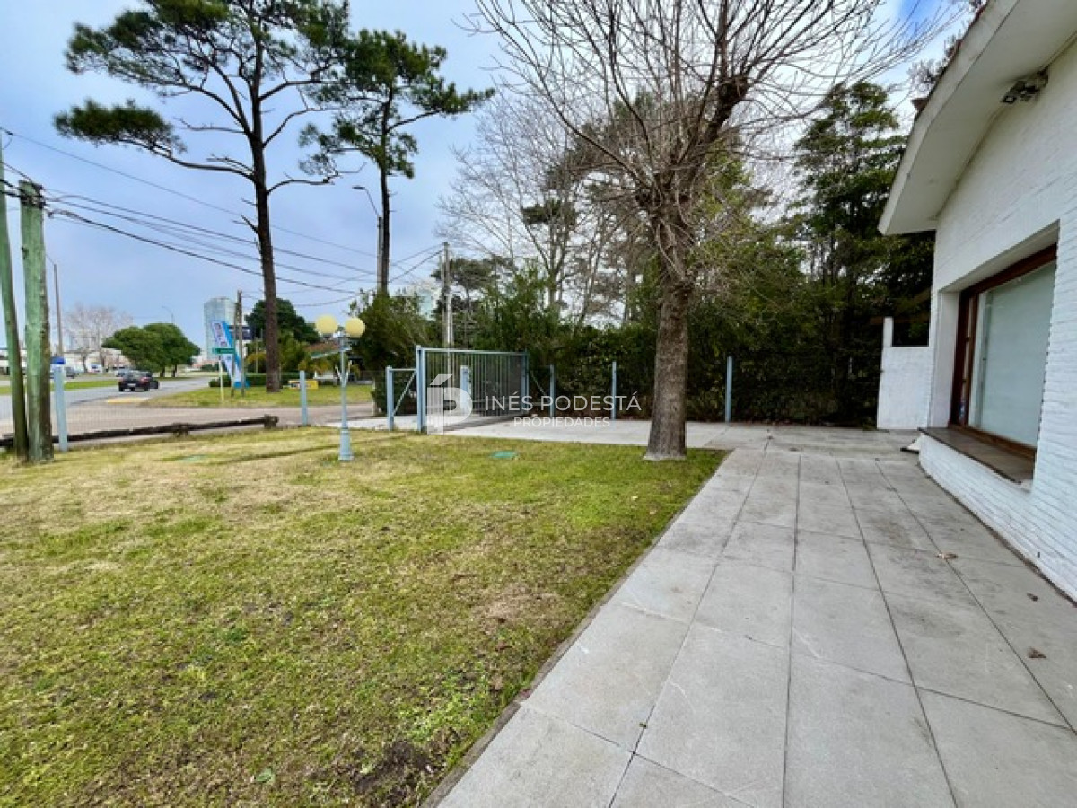 Casa ID.41572 - Venta casa sobre Br. Artigas con 4 dormitorios