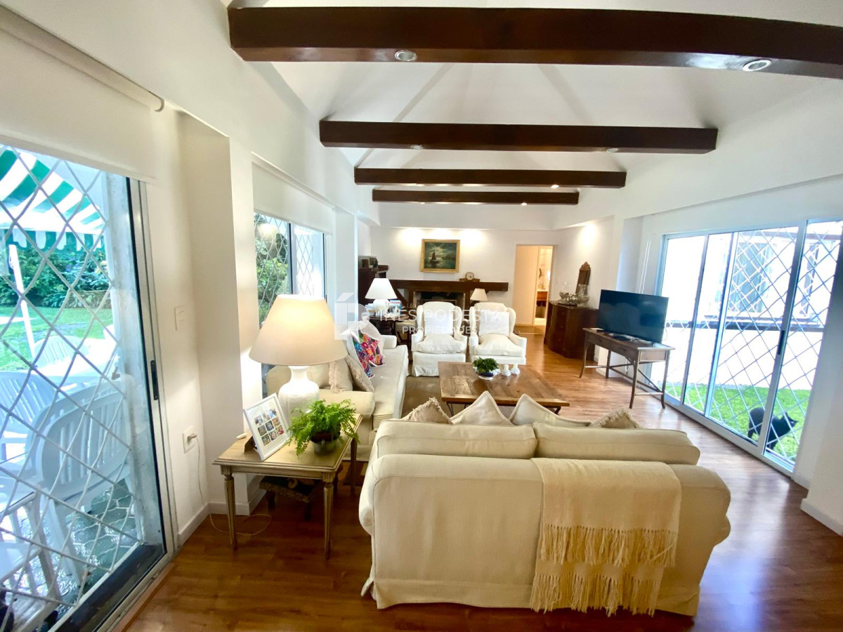 Casa ID.1973 - Venta en Cantegril 4 dormitorios y dependencia de servicio