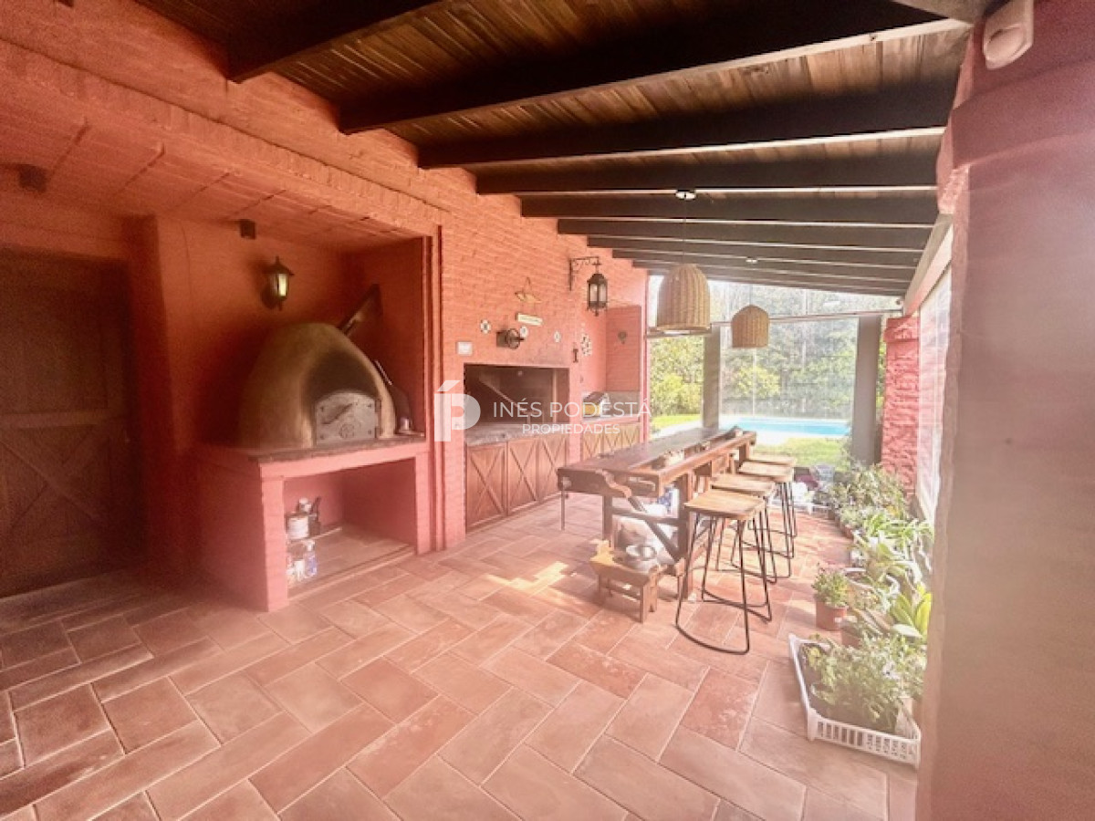 Casa ID.41030 - Venta casa con 4 dormitorios + dependencia de servicio y piscina climatizada