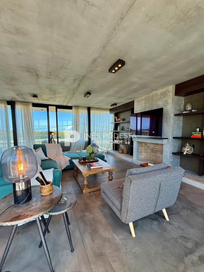 Casa ID.41914 - Venta propiedad moderna con 2 suites y dependencia de servicio