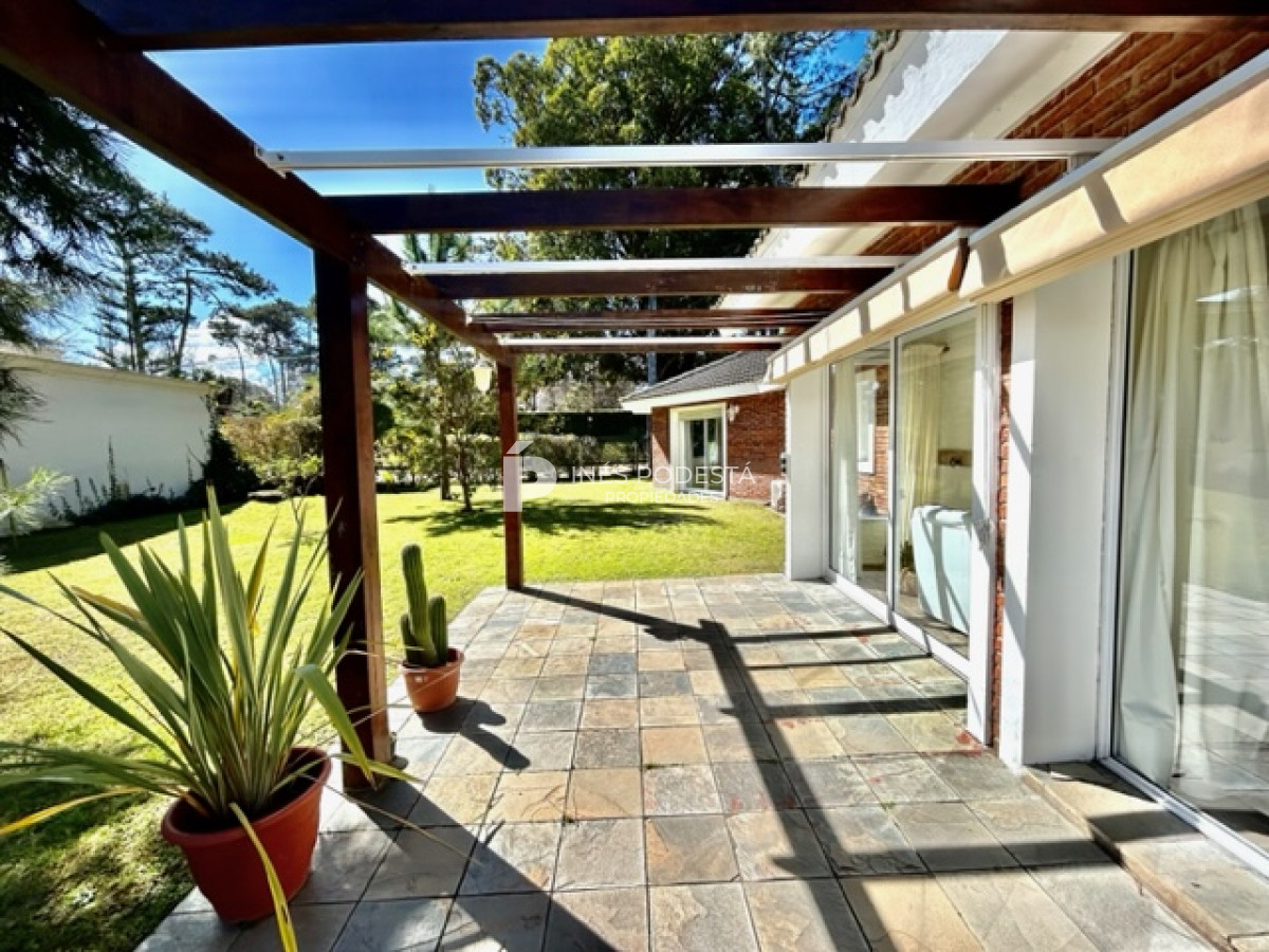 Casa ID.916 - Mansa, excelente ubicación con 4 dormitorios y 3 baños