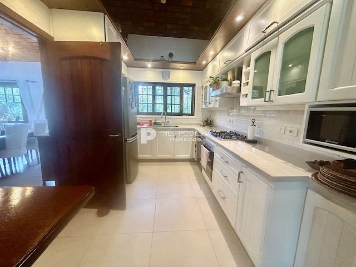 Casa ID.41030 - Venta casa con 4 dormitorios + dependencia de servicio y piscina climatizada