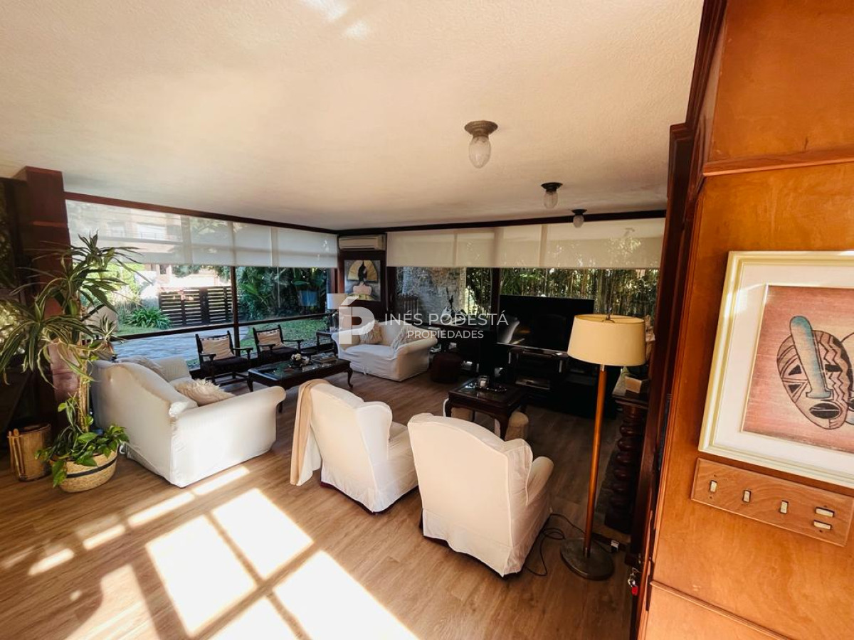 Casa ID.320 - Mansa con 5 dormitorios y dependencia de servicio