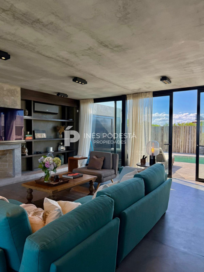 Casa ID.41914 - Venta propiedad moderna con 2 suites y dependencia de servicio