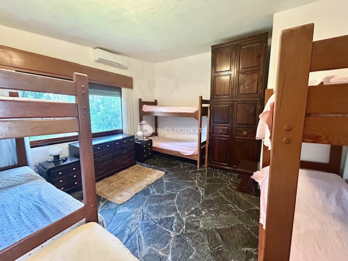 Casa ID.8011 - Venta con 4 dormitorios y dependencia de servicio