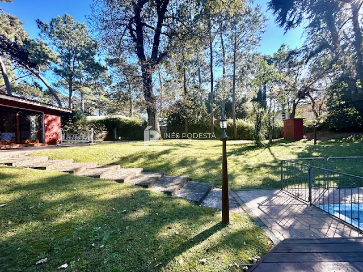 Casa ID.4899 - Venta casa en mansa 4 dormitorios y dependencia de servicio,  piscina