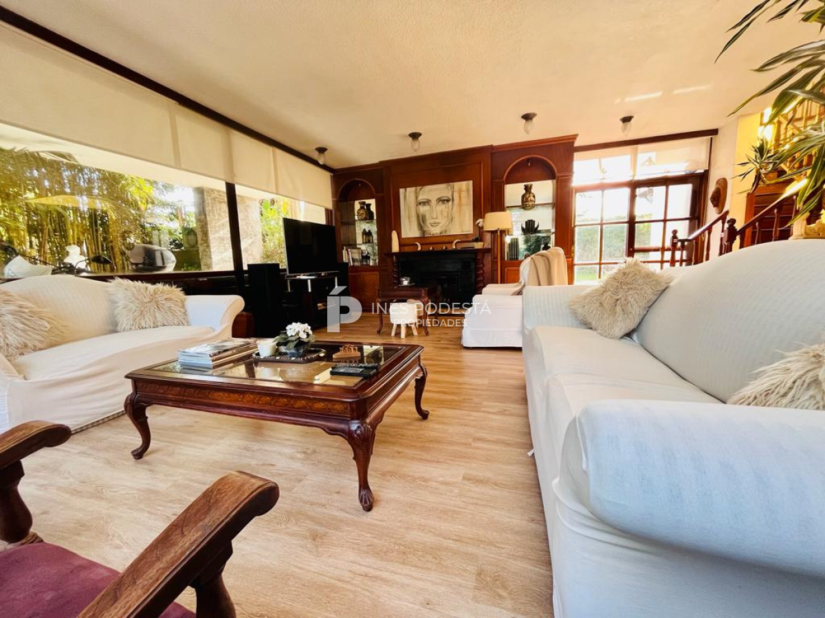Casa ID.320 - Mansa con 5 dormitorios y dependencia de servicio