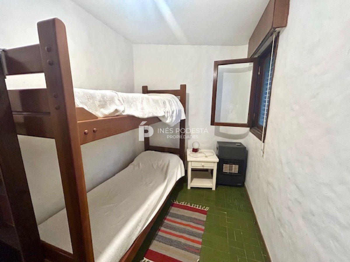 Casa ID.8011 - Venta con 4 dormitorios y dependencia de servicio