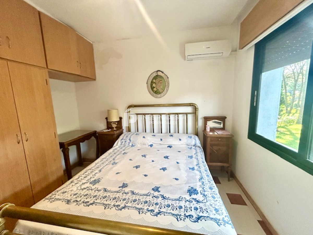 Casa ID.8011 - Venta con 4 dormitorios y dependencia de servicio