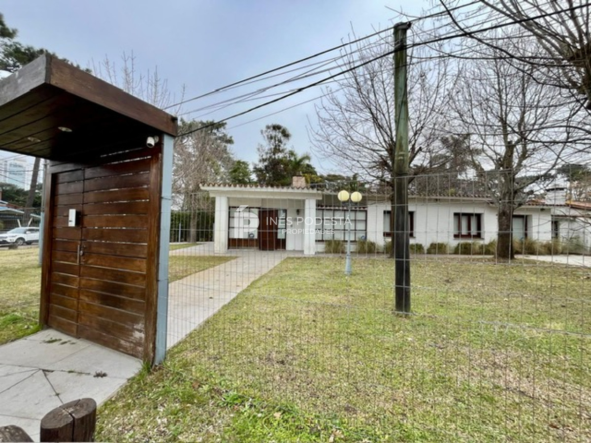Casa ID.41572 - Venta casa sobre Br. Artigas con 4 dormitorios