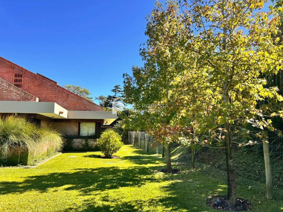Casa ID.8429 - Venta de Excelente propiedad en el corazón de La Mansa con 4 suites