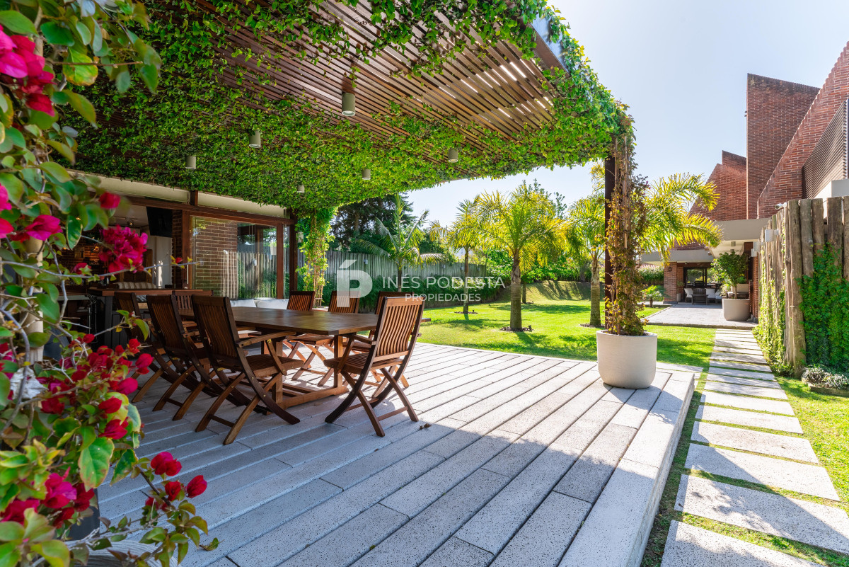 Casa ID.8429 - Venta de Excelente propiedad en el corazón de La Mansa con 4 suites