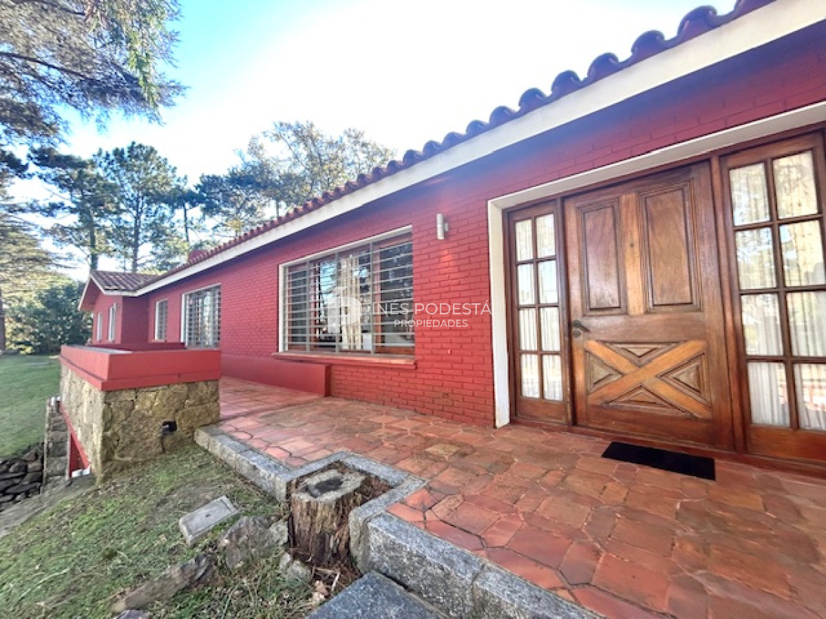 Casa ID.4899 - Venta casa en mansa 4 dormitorios y dependencia de servicio,  piscina