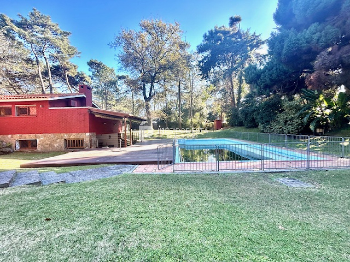Casa ID.4899 - Venta casa en mansa 4 dormitorios y dependencia de servicio,  piscina