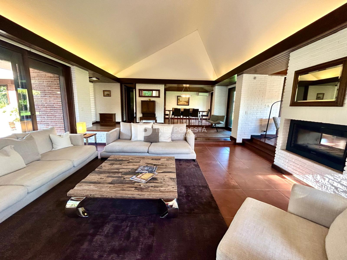Casa ID.8429 - Venta de Excelente propiedad en el corazón de La Mansa con 4 suites