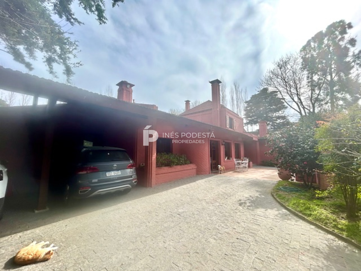 Casa ID.41030 - Venta casa con 4 dormitorios + dependencia de servicio y piscina climatizada