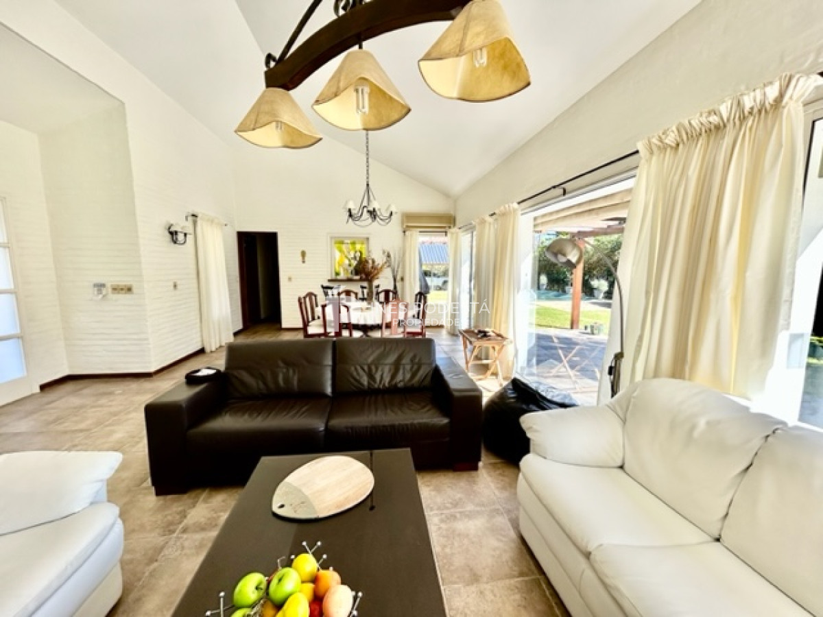 Casa ID.916 - Mansa, excelente ubicación con 4 dormitorios y 3 baños