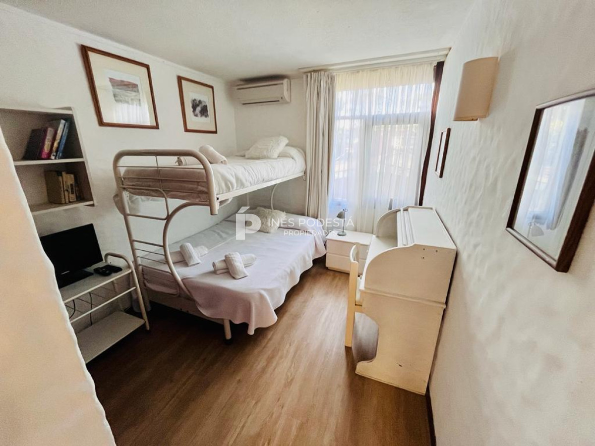 Casa ID.320 - Mansa con 5 dormitorios y dependencia de servicio