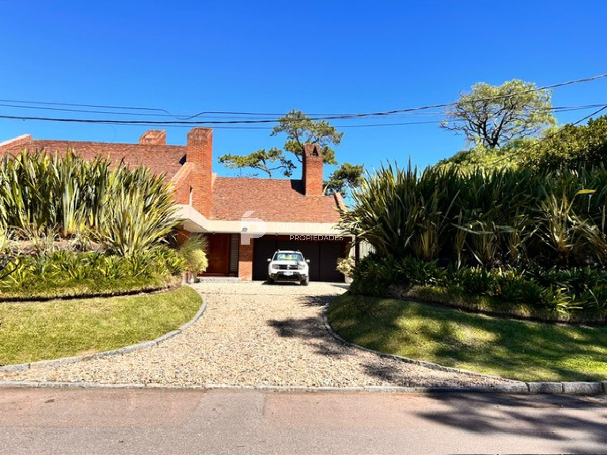 Casa ID.8429 - Venta de Excelente propiedad en el corazón de La Mansa con 4 suites
