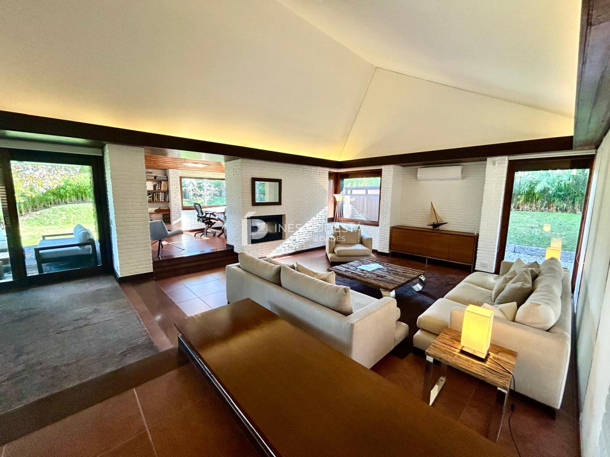 Casa ID.8429 - Venta de Excelente propiedad en el corazón de La Mansa con 4 suites
