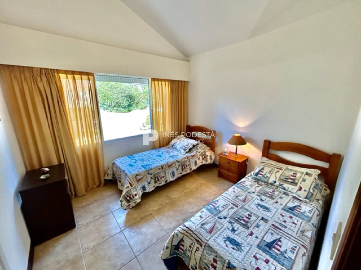 Casa ID.916 - Mansa, excelente ubicación con 4 dormitorios y 3 baños